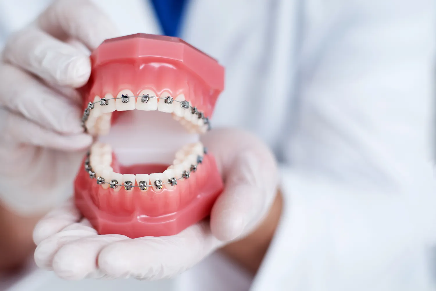 Stomatolog wykona odbudowę uzębienia przy pomocy implantów zębowych